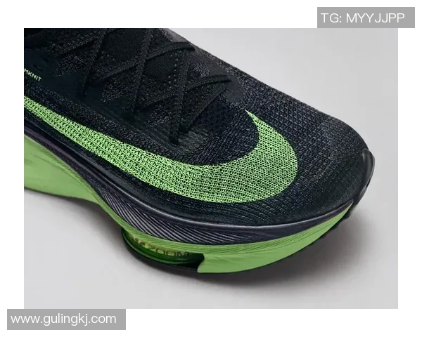 时尚与运动兼备 女士足球球星专属运动鞋助力运动表现