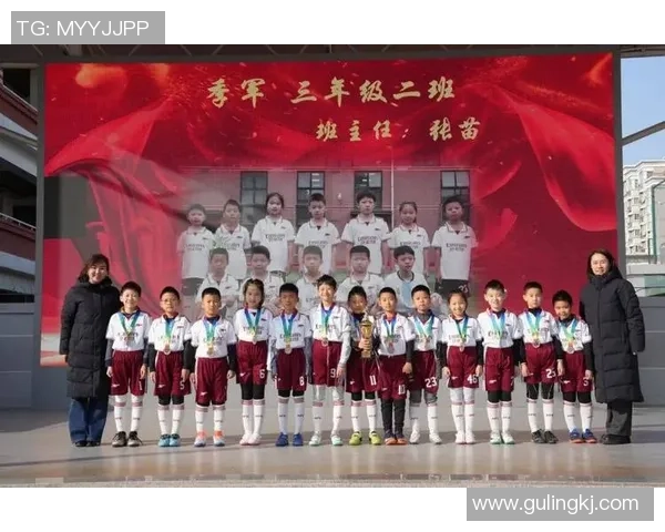 足球球星带着家人亲临训练场展现温馨一幕助力训练氛围升级